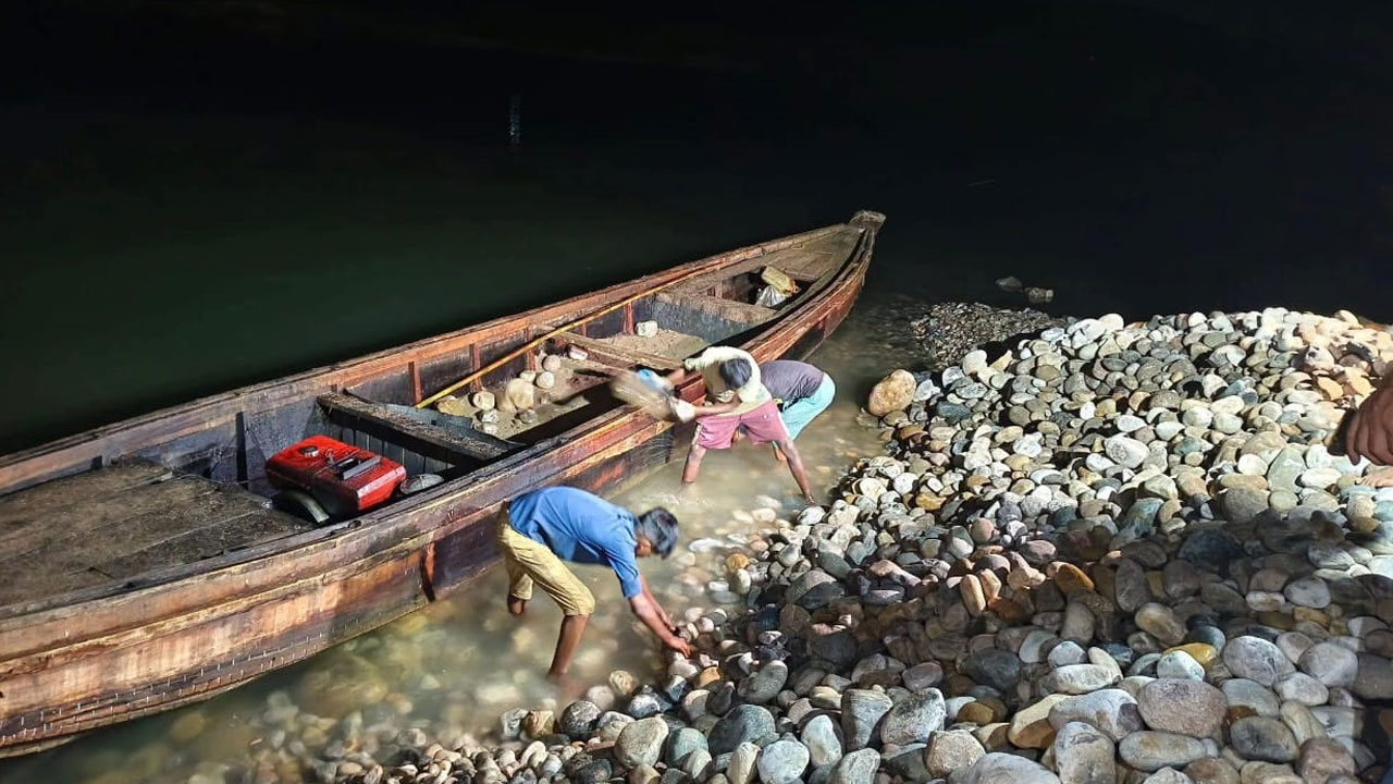 সাদাপাথর এলাকা থেকে পাথর উদ্ধারে অভিযান